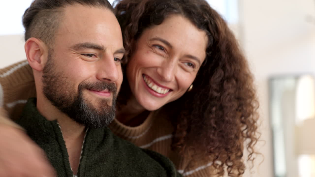 pareja, tarjeta de crédito y comercio electrónico con un hombre