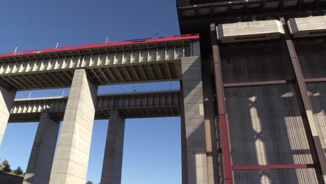 Vista-Lateral-En-Perspectiva-De-Rana-En-El-Elevador-De-Botes-Strépy-thieu-Y-El-Paso-Elevado-De-Agua,-Bandeja-Izquierda