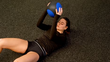 mujer haciendo abdominales en el estudio de fitness 4k