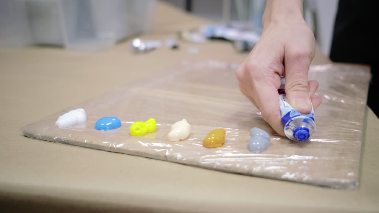 화가 가 패 에 색 을 고 있다