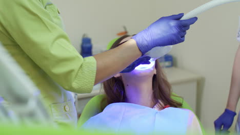 Blanqueamiento-Dental-Con-Lámpara-Ultravioleta.-Paciente-En-Procedimiento-De-Blanqueamiento-Dental.