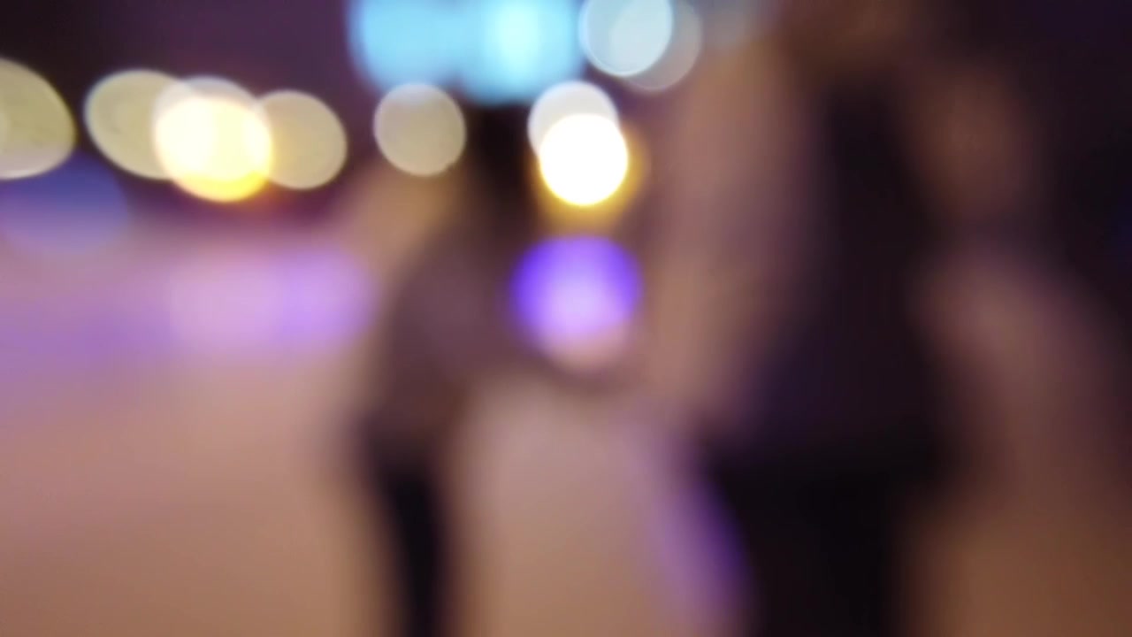 Persone pattinano su una pista. Sfuocato.