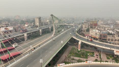 Un-Dron-Aéreo-Disparó-Sobre-El-Movimiento-Del-Tráfico-A-Lo-Largo-Del-Puente-Azadi-En-Pakistán-Durante-La-Mañana