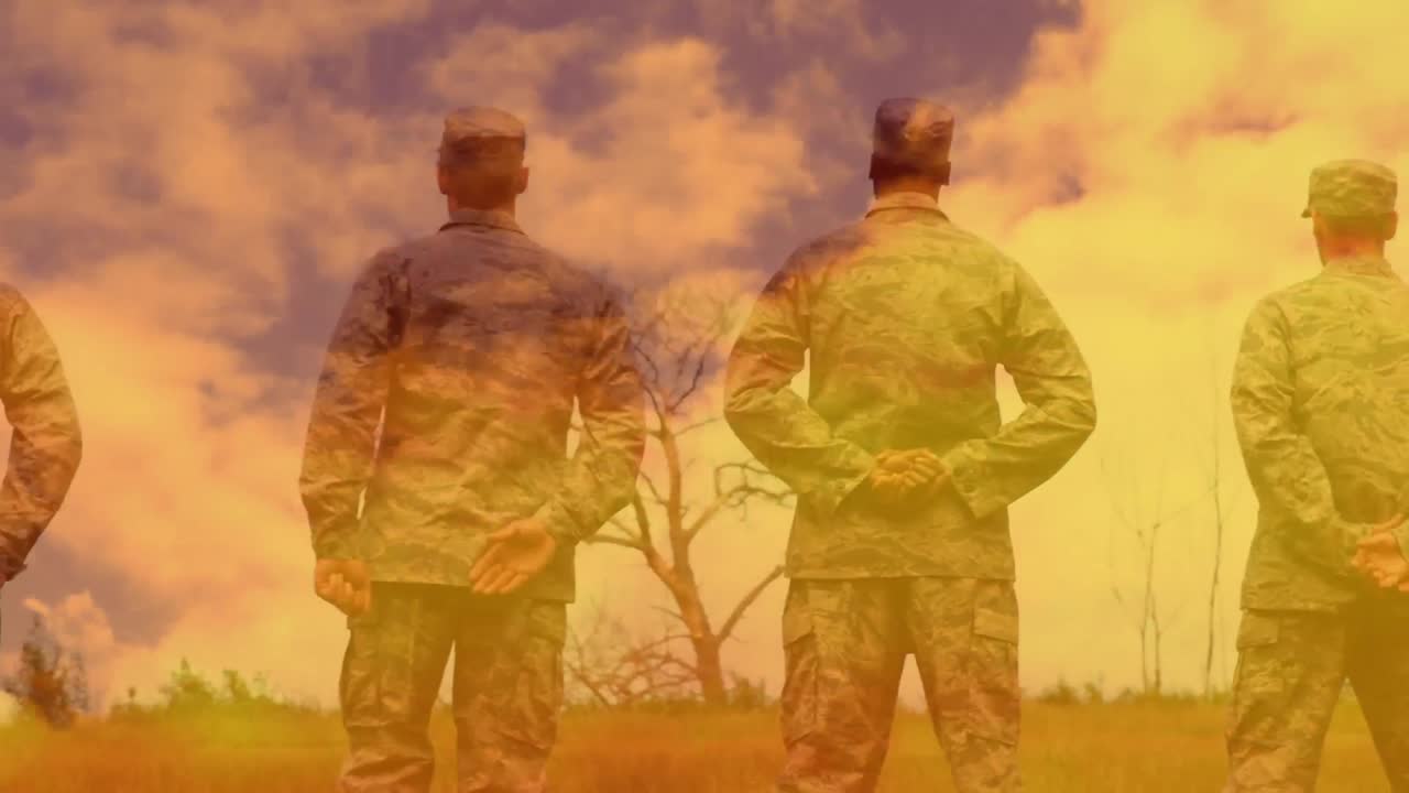 animación de soldados de pie y mirando hacia arriba con nubes naranjas moviéndose en movimiento rápido.