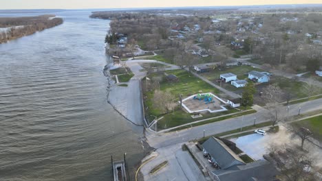 Giro-Aéreo-Rápido-A-Través-Del-Río-Illinois-Y-Chilicothe-Frente-Al-Río,-Illinois