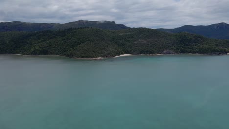 Ruhiges-Blaues-Wasser-Des-Hügeleinlasses-Mit-Panorama-Des-Nationalparks-Der-Whitsunday-inseln-In-Qld,-Australien