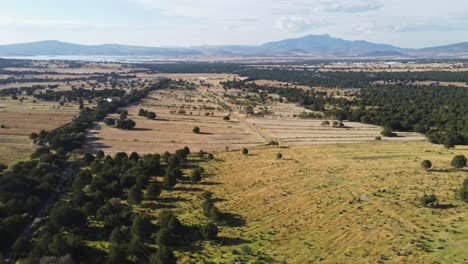 Paisaje-Montañoso-Con-Cielo-Azul-Y-Nubes,-Lapso-De-Tiempo-De-Nubes-En-Un-Día-Soleado-Y-Nublado-En-Un-Paisaje-Desértico-Con-Valla-De-Piedra