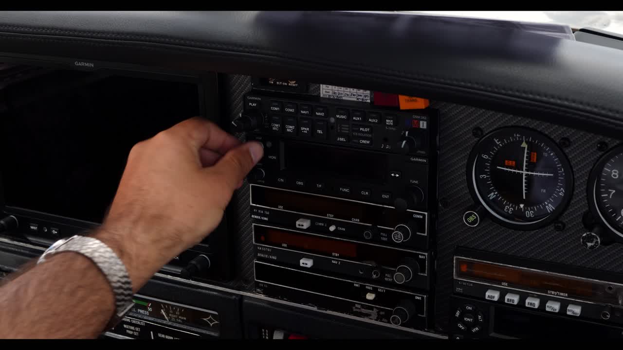 un piloto golpea un panel de control que no se enciende