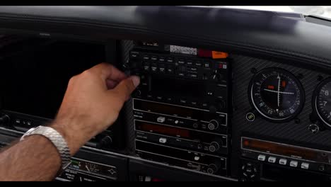 un piloto golpea un panel de control que no se enciende