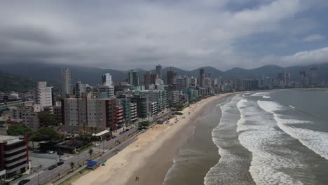 vídeo aéreo de la playa de itapema, en la costa del estado de santa catarina, en el sur de brasil