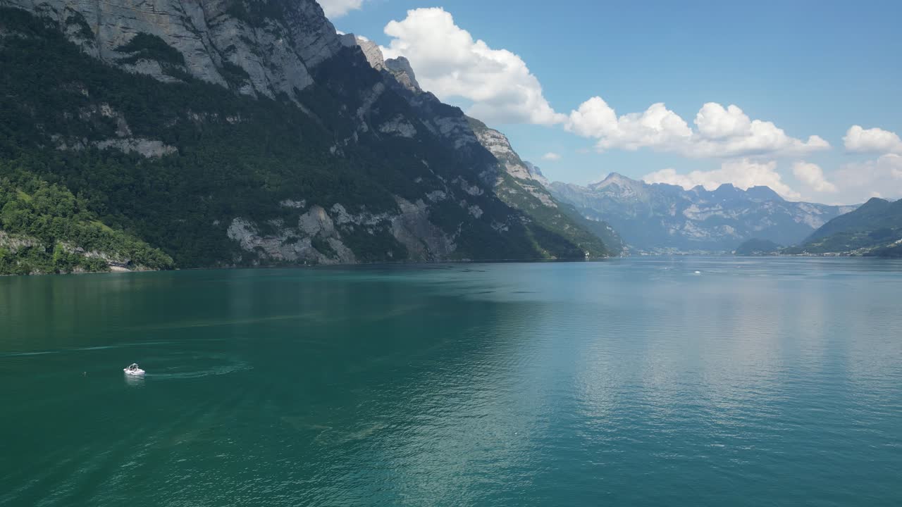 el drone captura la belleza natural hipnótica del lago walensee de suiza.
