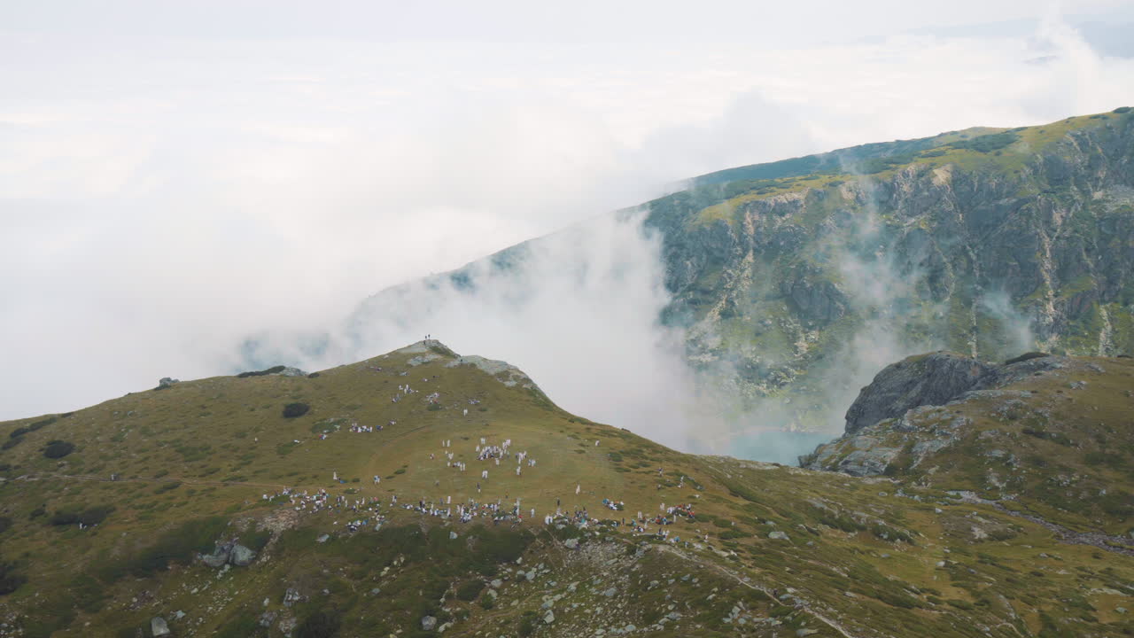 el antiguo pico de oración en el que se toca la paneuritmia, rodeado de nubes blancas