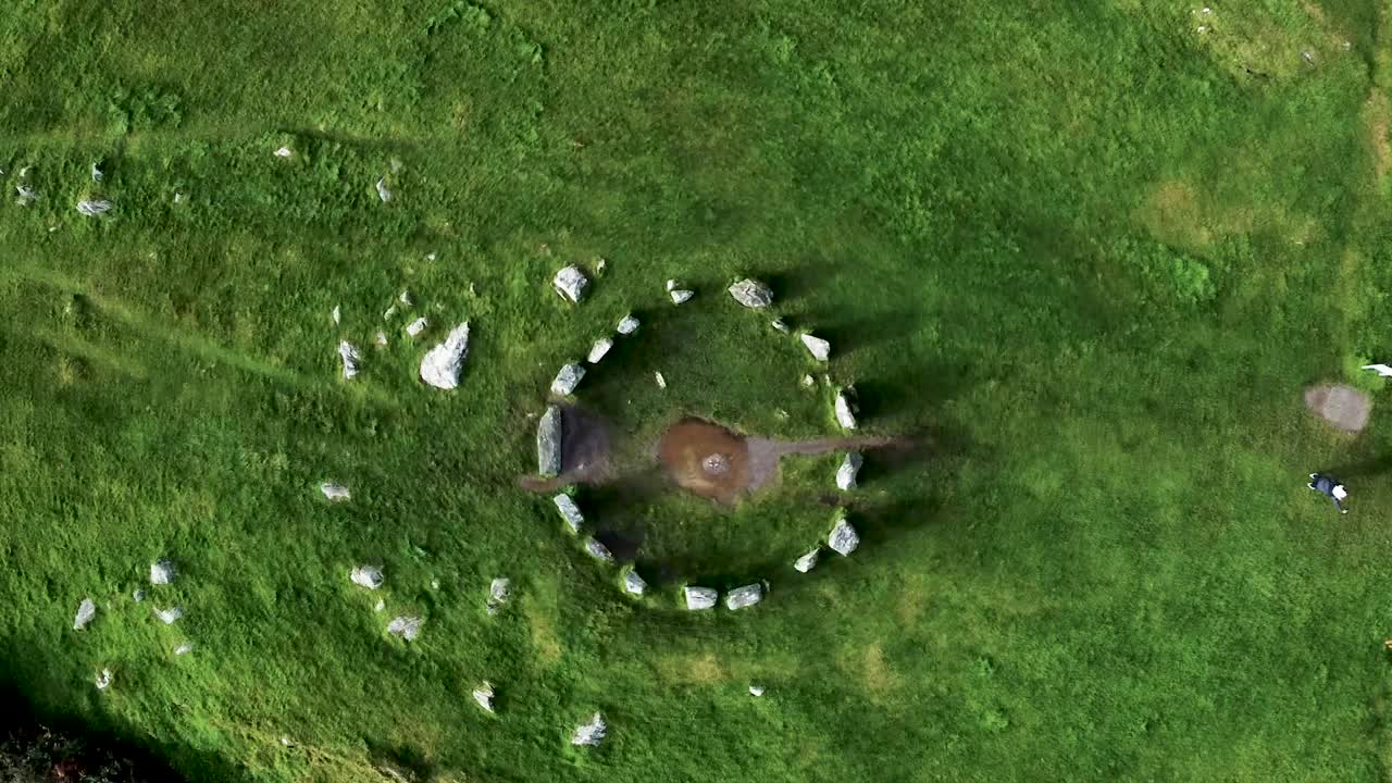 아일랜드 코크 카운티에서 원으로 회전하는 드롬베그 돌 원을 내려다보는 상단 아래 공중 촬영