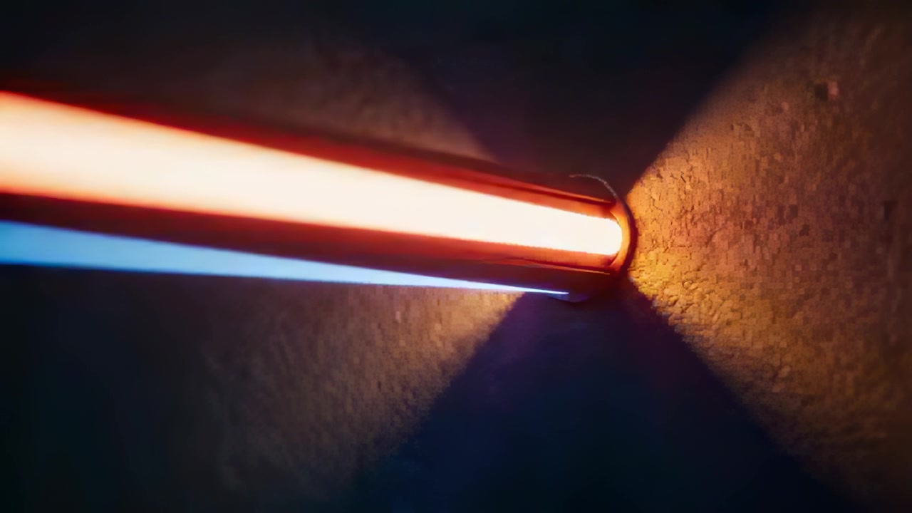 Sfarfallio che provoca una luce tubolare pulsante e proietta bande calde-fredde sulla parete d'angolo dello studio, clip metallica.