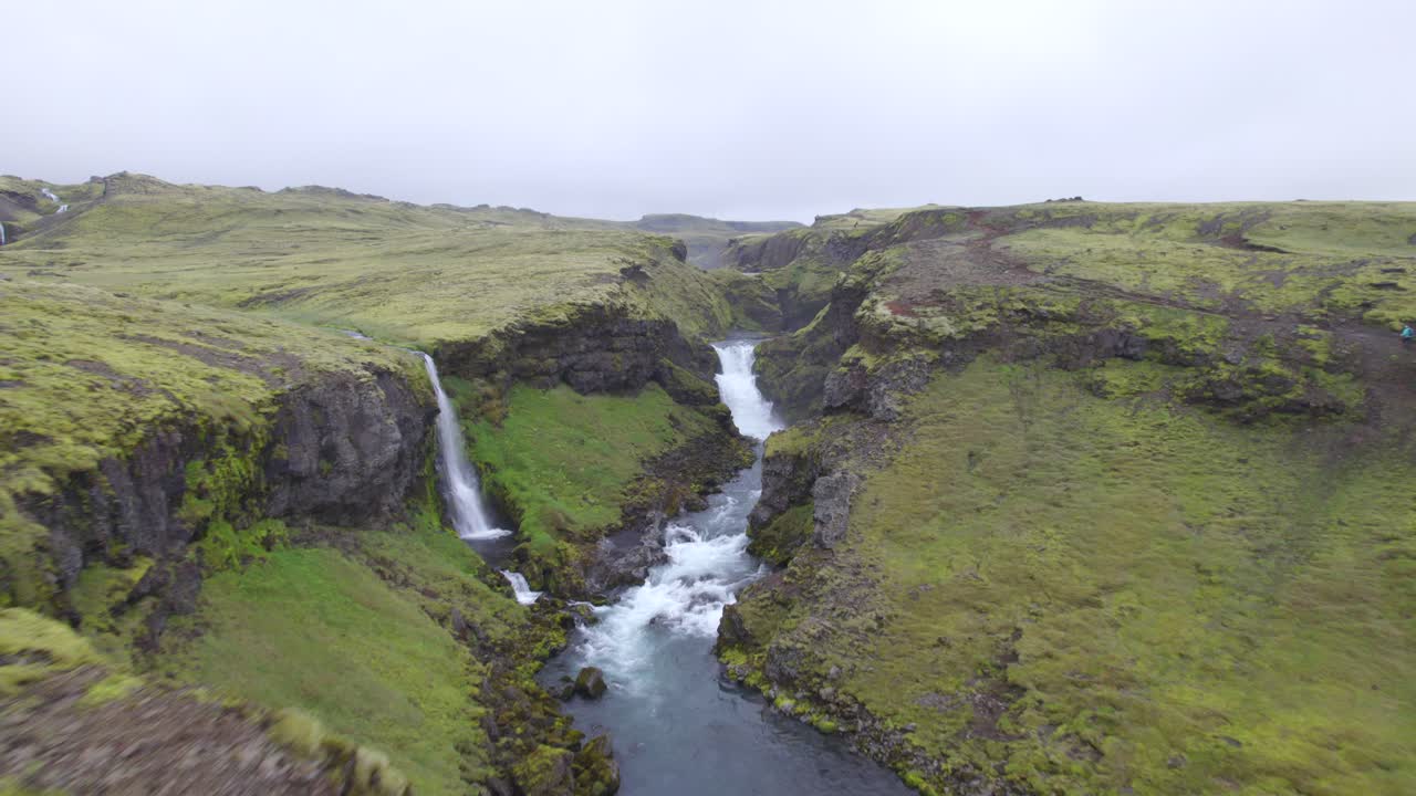 aérea por encima del famoso monumento natural y atracción turística de skogafoss falls y el sendero fimmvorduhals en islandia