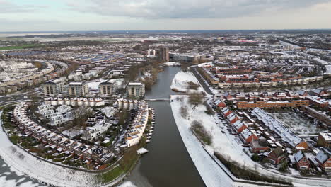 Vista-Aérea-De-Nieve-E-Invierno-En-Amersfoort-Nieuwland,-Países-Bajos