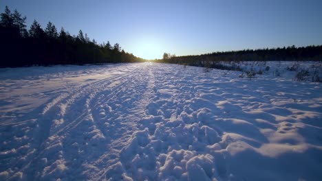 Puesta-De-Sol-Sobre-El-Paisaje-Nevado-Intacto