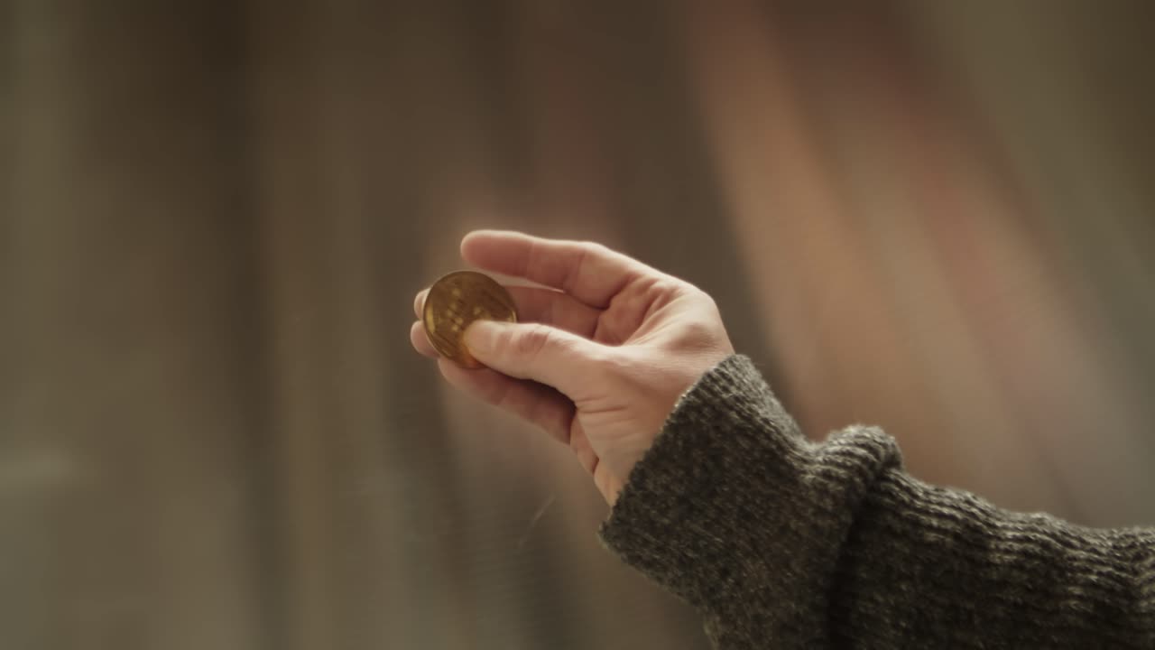 손에 비트코인 또는 btc 빛나는 동전 기호, 암호 화폐는 지불의 미래입니다