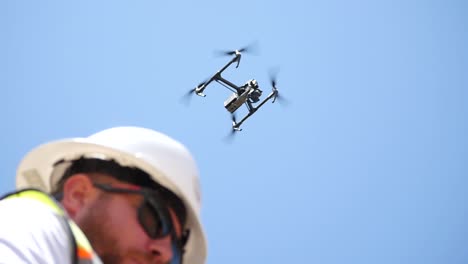 Drohnenpilot,-Der-Eine-DJI-Inspire-2-Drohne-Bedient