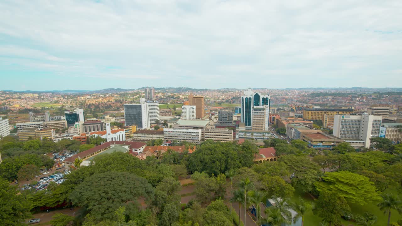 우간다 의 수도 인  ⁇ 팔라 의 문화적, 경제적 중심지 인  ⁇ 팔라 시내 의 항공 사진