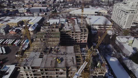 vista aérea del sitio de construcción de un edificio residencial en invierno