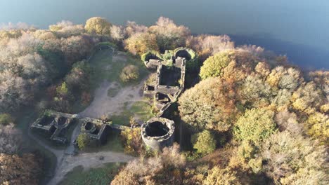 las ruinas de la réplica del castillo de liverpool en otoño, el depósito de la naturaleza del bosque de rivington, la antena de arriba hacia abajo gira a la izquierda.
