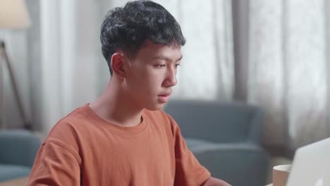 십대 가 거실 에서 팔 을 확인 하고 있다