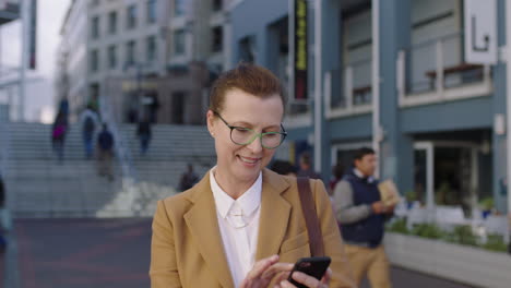 Retrato-De-Una-Elegante-Mujer-De-Negocios-Madura-Sonriendo-Revisando-Mensajes-En-Redes-De-Mensajes-De-Texto-De-Teléfonos-Inteligentes-Usando-Chaqueta-De-Traje-En-La-Ciudad