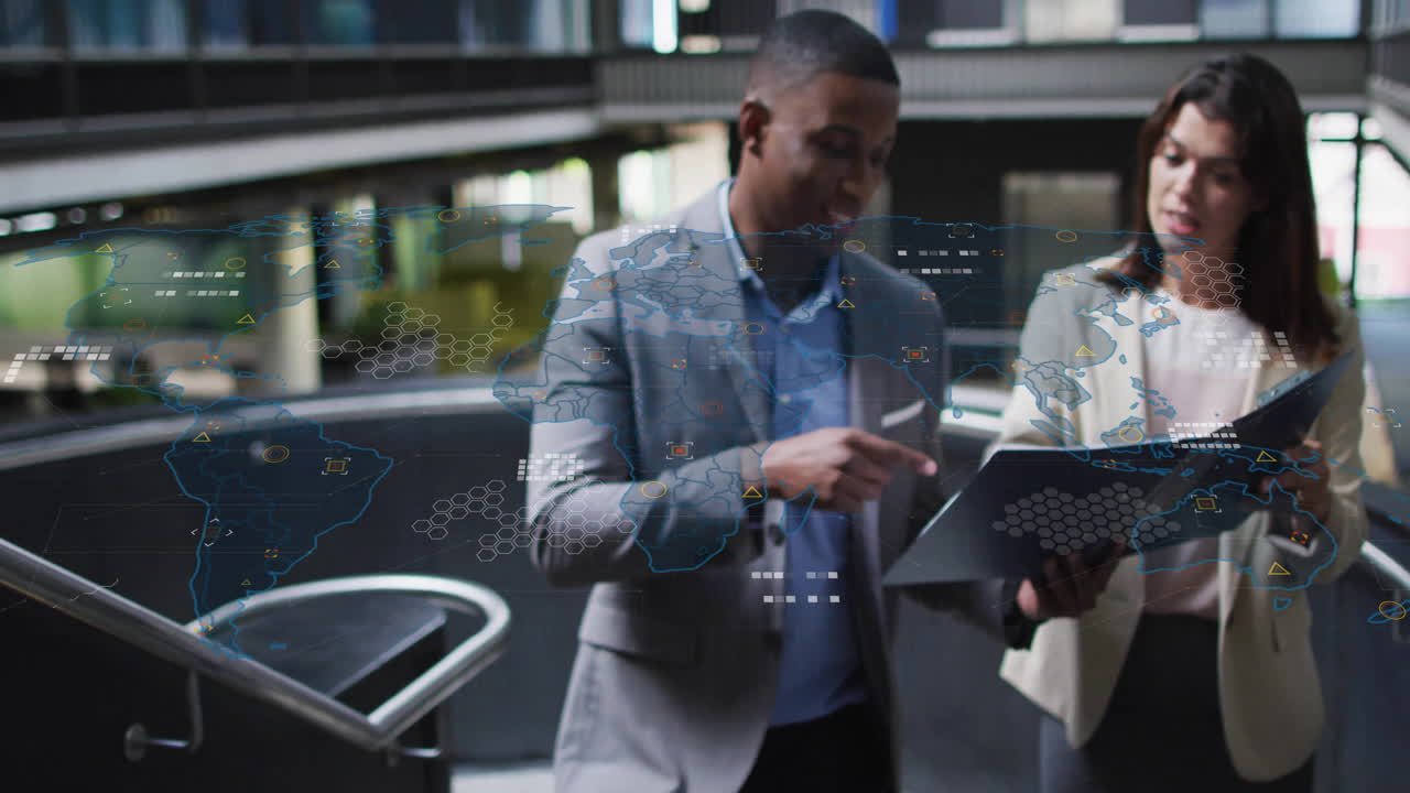 animación de procesamiento de datos sobre diversos colegas de negocios masculinos y femeninos hablando en las escaleras