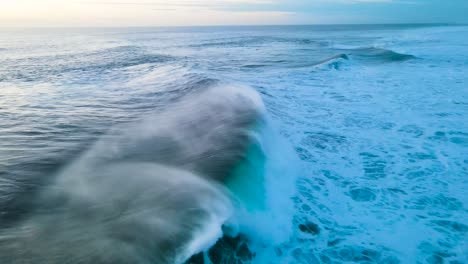 große welle bricht am strand