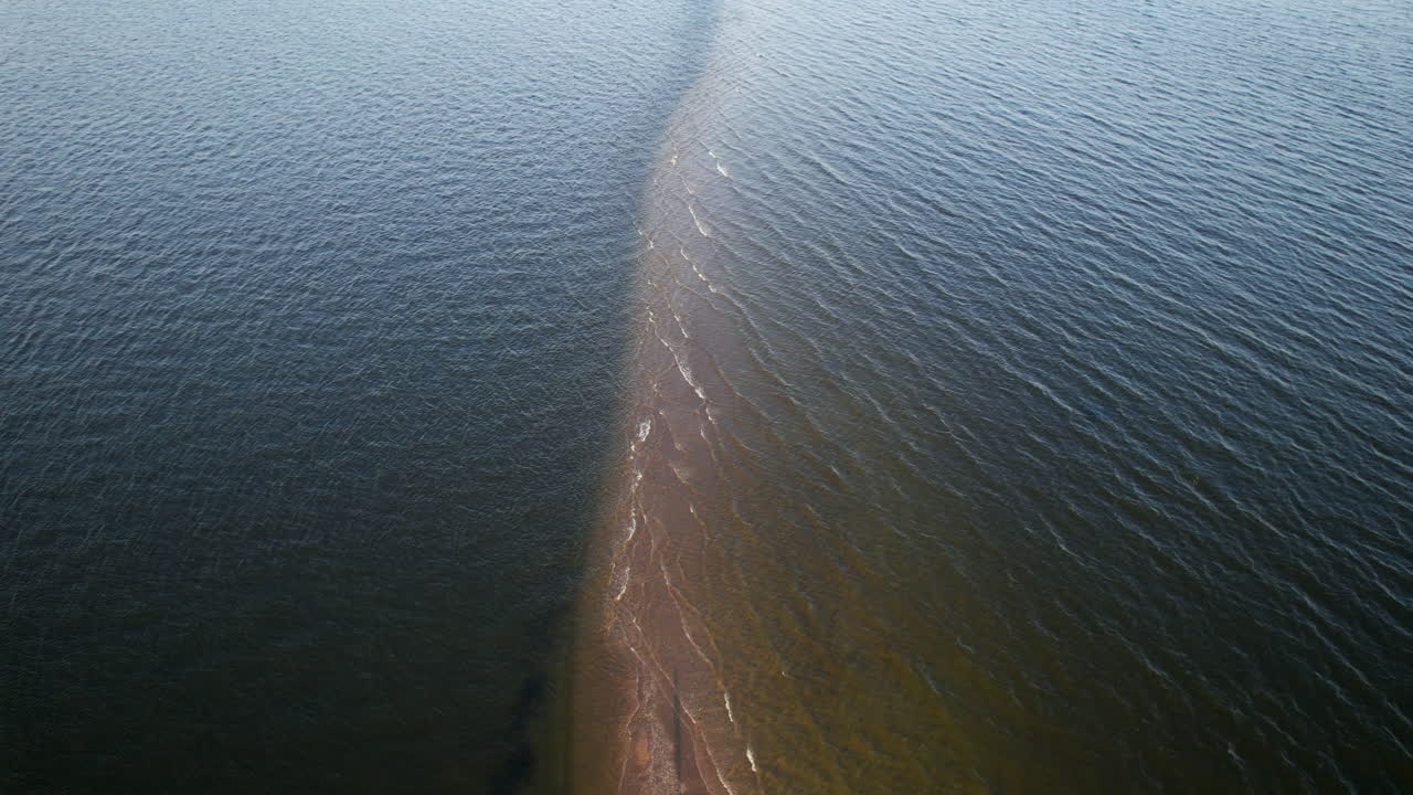 고류 중에 모래바닥을 고 있는 물의 공중 사진