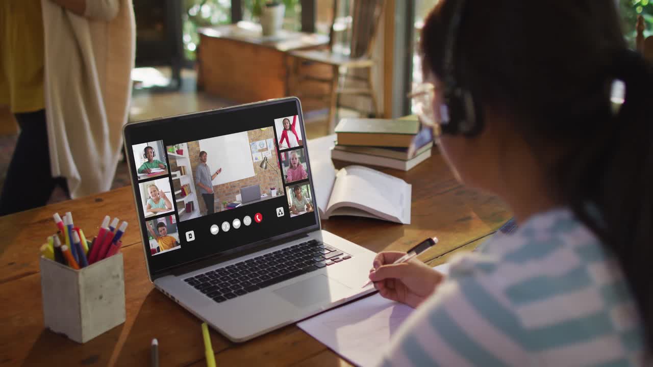 estudiante que usa una computadora portátil para una lección en línea en casa, con un maestro y una clase diversos en la pantalla