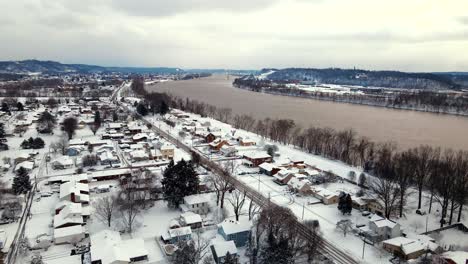 Vista-Aérea-Del-Río-Ohio-Y-La-Ciudad-Cubierta-De-Nieve-Durante-El-Invierno