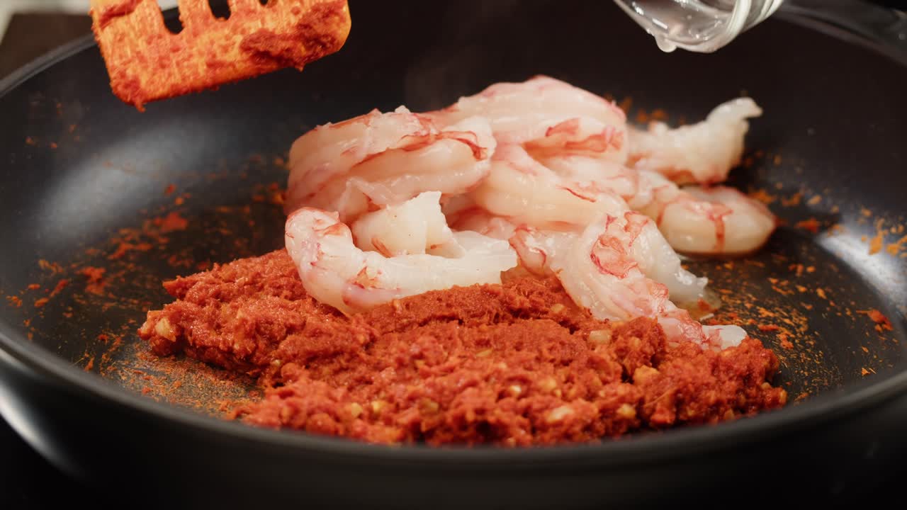Curry rojo de gambas al tamarindo, gambas en salsa de tomate y jengibre, cocina asiática, restaurante chino