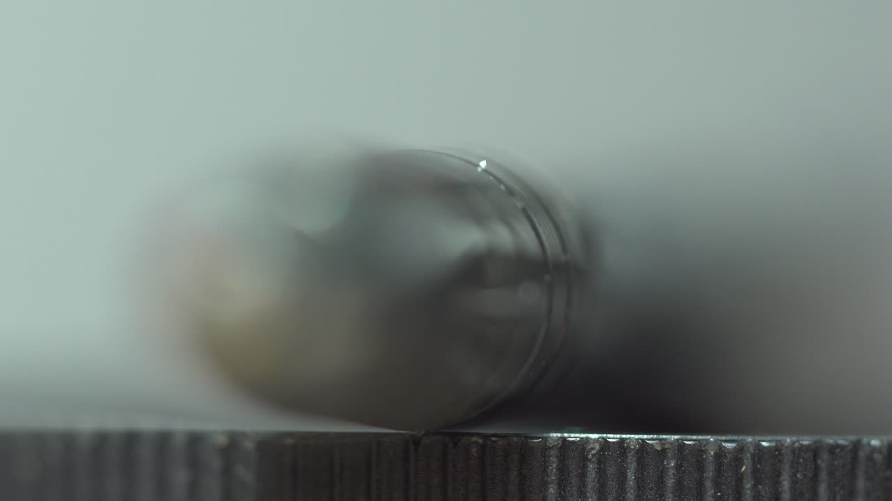 rack focus macro bolígrafo aislado en una habitación con poca luz