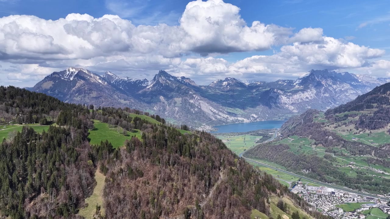 Vista drone sull'Obersee vicino a Näfels nel Glarona, Svizzera, cime alpine, paesaggio lacustre, valli e nuvole drammatiche, vista sulla natura e sull'avventura all'aria aperta