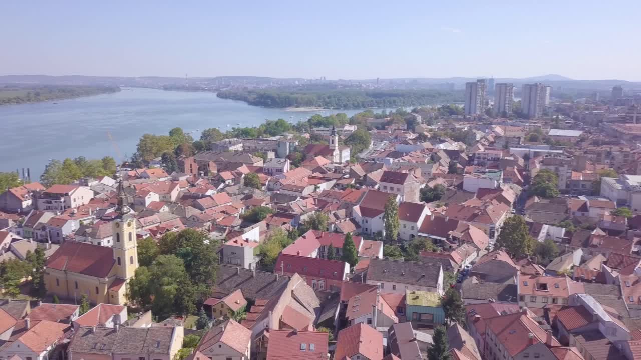 interesante panorama aéreo 4k de la ciudad vieja de zemun desde la colina de gardos, belgrado