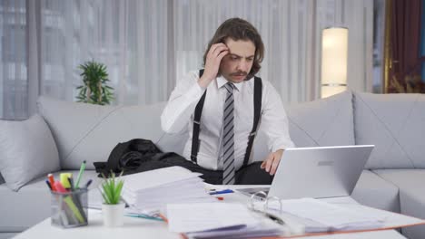un hombre de negocios estresado está trabajando en casa y su negocio no va bien.