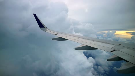 Schöne-Aussicht-Auf-Den-Bewölkten-Morgenhimmel-Aus-Den-Flugzeugfenstern