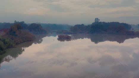 Paisaje-Con-Vista-Al-Lago-Y-Un-Solo-Camino-Que-Lo-Bordea-En-La-Brumosa-Mañana-De-Otoño-En-Europa-Central