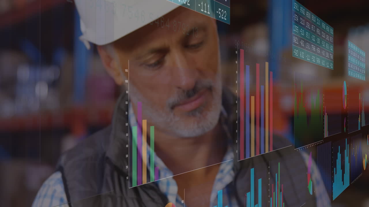 animación de múltiples gráficos y gráficos de números sobre el hombre caucásico escribiendo en el bloc de notas en el almacén