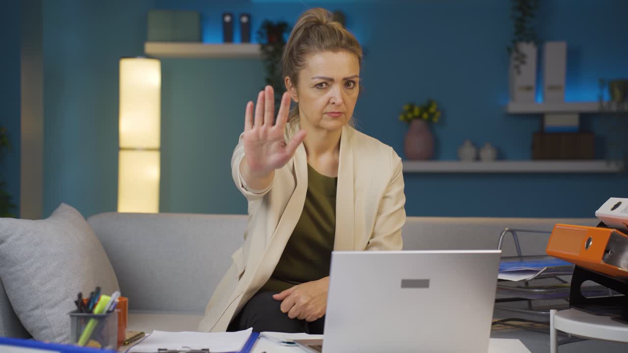 una trabajadora de oficina en casa le dice a la cámara que se detenga, le advierte.