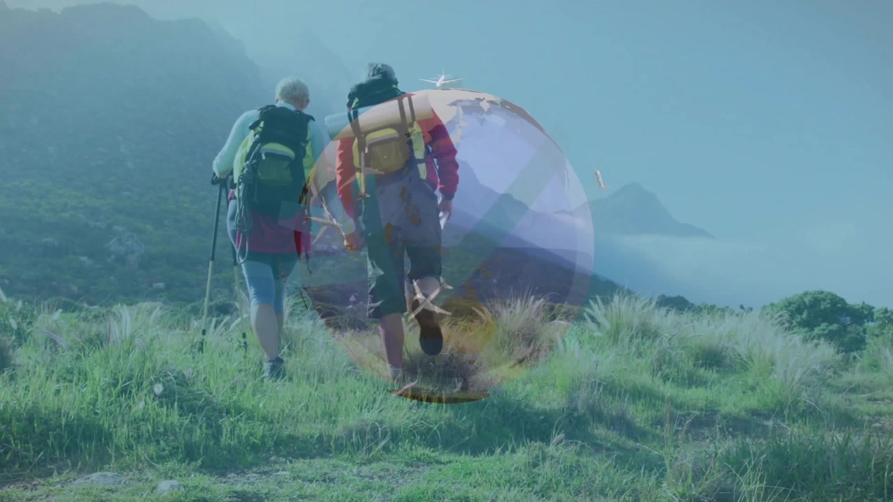 Sepasang pendaki mendaki punggung bukit pesisir, mengenakan jaket merah, membawa ransel, dengan globe animasi.