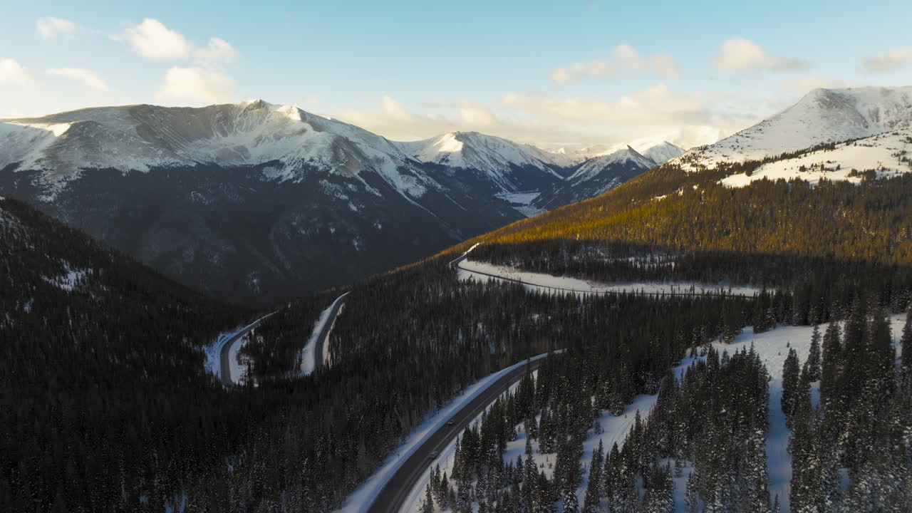 Vedute aeree di strade tortuose nelle Montagne Rocciose del Colorado