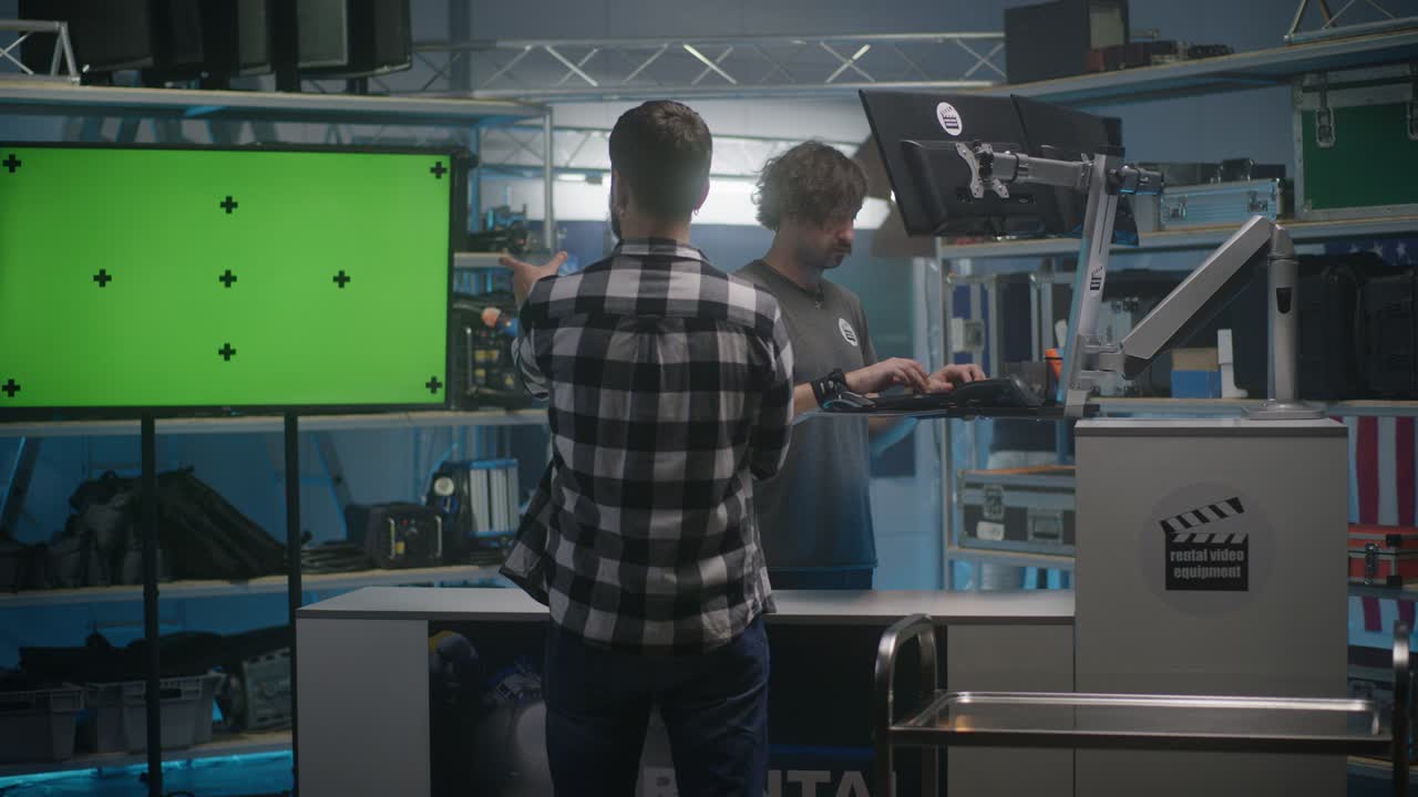 임대 상점에서 비디오 장비를 확인하는 고객