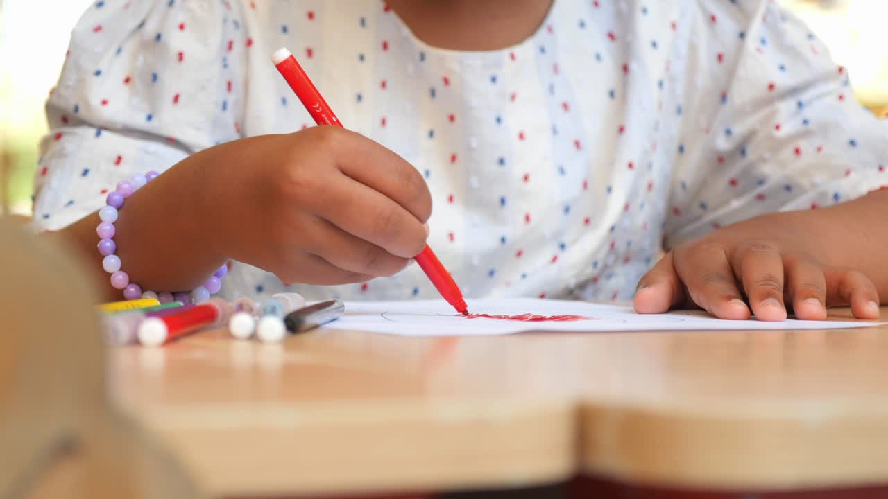 Child drawing with a marker