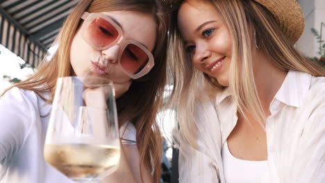 dos amigos felices disfrutando del vino en un café