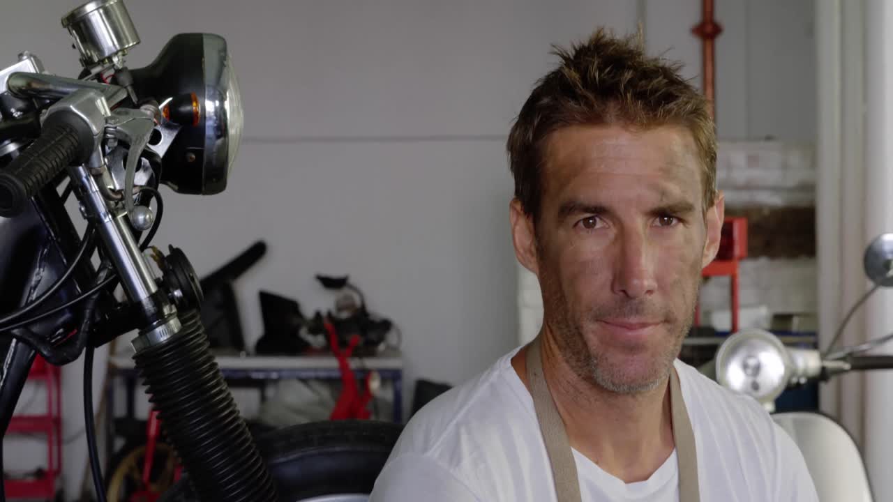 механик пьет кофе в гараже по ремонту мотоциклов 4к