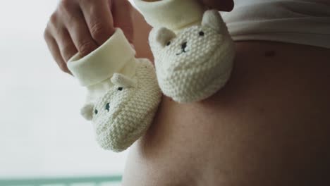 Ende-Des-Videos-Von-Babyschuhen-Am-Schwangeren-Bauch