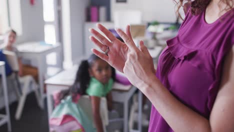 Video-Des-Mittelteils-Einer-Kaukasischen-Lehrerin-Während-Des-Unterrichts